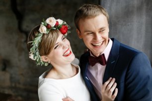 Очень радостное фото жениха и невесты