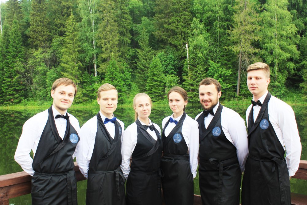 Команда официантов на свадьбе в Лесном шатре
