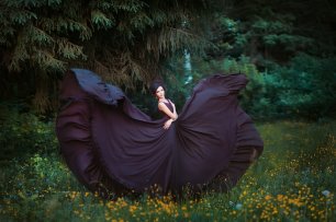 Великолепное темно-фиолетовое платье невесты