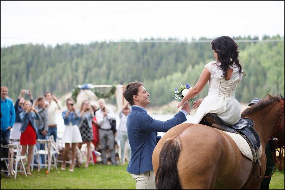Джинсовая свадьба Кати и Максима. Невеста приехала на церемонию верхом на лошади. 