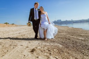 Прогулка жениха и невесты на побережье
