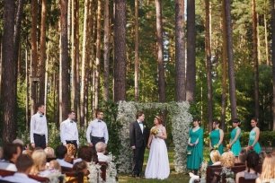 Выездная свадебная церемония в лесу