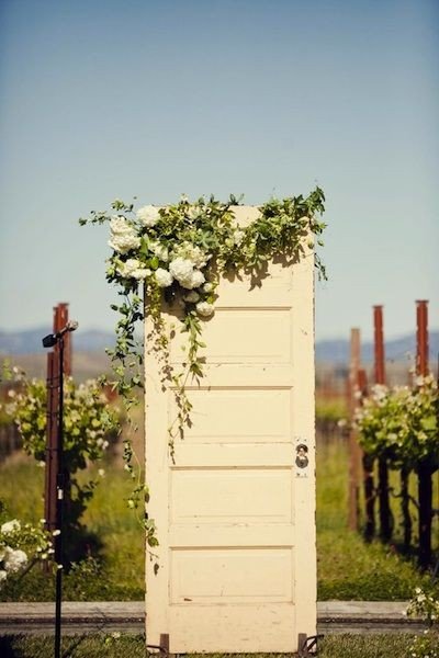 Необычный декор места бракосочетания - имитация двери